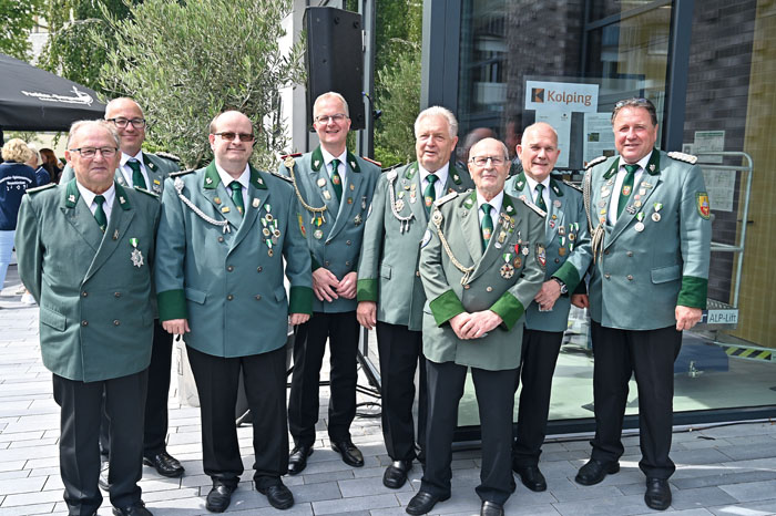 Andreas Brinkrolf (2.v.l.) und Erwin Kröger (rechts) ehren die langjährigen verdienten Mitglieder der St. Hubertus Schütze