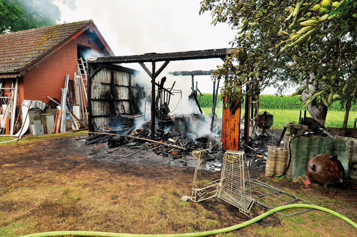 Nichts blieb mehr übrig von Gebäude, Maschinen und Werkzeugen beim Brand dieser Werkstatt im Garten an der Südstraße 61. 