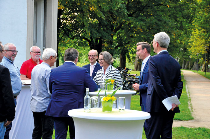 Locker freundlich begrüßte Ministerin Scharrenbach, mit empfohlener Corona-Faust, die ihr einzeln vorgestellten Fraktionsvo