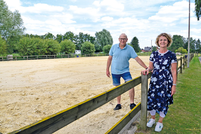 Manfred Berkemeier und Petra Grauthoff freuen sich sehr, dass der neue Springplatz des Reitvereins Mastholte nun fertig ist. 