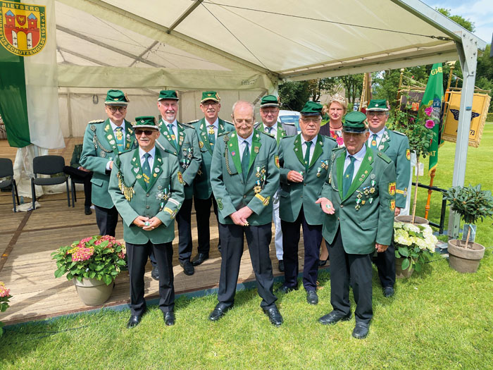 50 Jahre treue Gildeschützen: (hinten v. li.) Gery Reinkemeier, Herbert Eusterbrock, Heinz-Peter Speit, Hubert Kremer, (vorn