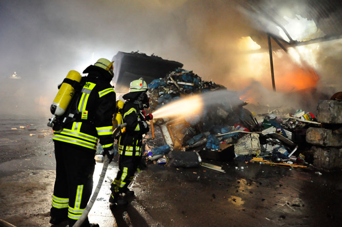 Unter schwerem Atemschutz rückten Löschtrupps an den Brandherd. In vorhandener Müllmischung fand das Feuer reichlich Nahru