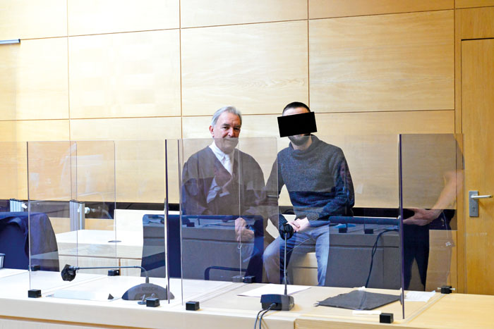 Der Angeklagte Omari L. (rechts) mit seinem Strafverteidiger Sewarion Kirkitadse im Verhandlungssaal des Landgerichts. Foto: 