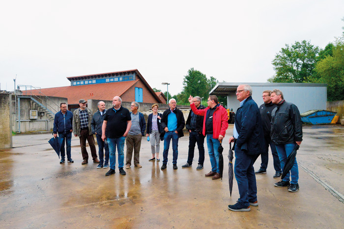 Oliver Zimmermann (rote Jacke) erklärt der Gruppe jede einzelne Station in der Kläranlage und beantwortet alle interessiert