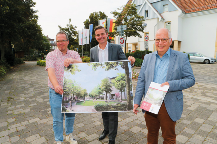 Rüdiger Ropinski (Leiter Stadtentwicklung, v.l.), Bürgermeister Andreas Sunder und Matthias Setter (Fachbereichsleiter Baue