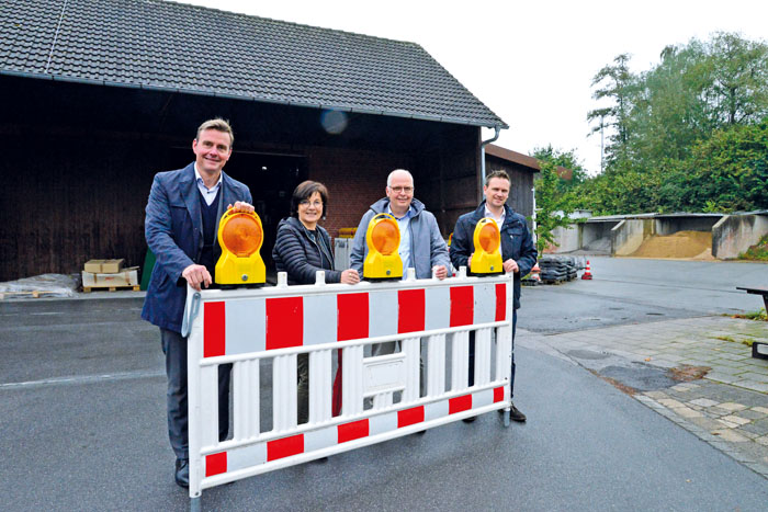 Bürgermeister Andreas Sunder (v.l.), Renate Pörtner (Abteilung Wirtschaftsförderung), Matthias Setter und Jens Hökenschni