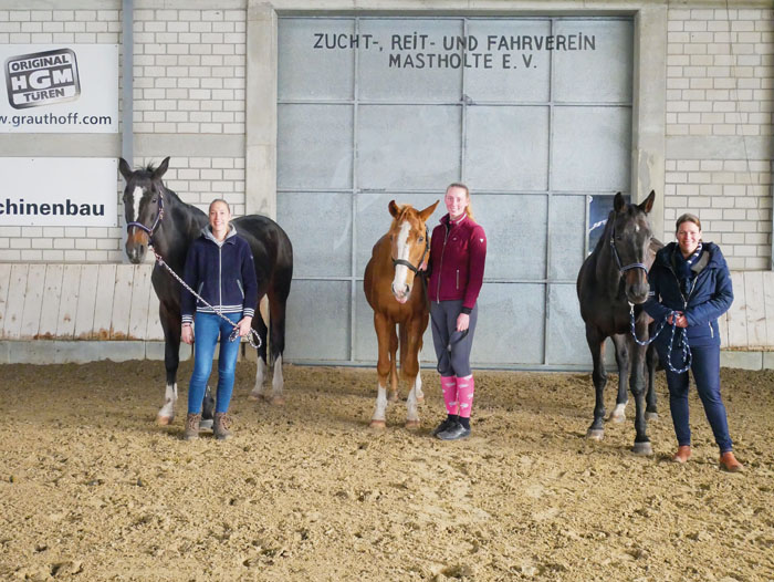 Einige der zwei- und vierbeinigen Lehrmeister des RV Mastholte: Jessica Schulte mit Rentnerin Malina (v.l.), Lina Schäfermei