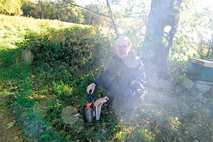 Imker Heinz Davidhaimann sorgt erst einmal für ordentlich Rauch, bevor er sich den Bienen nähert. Fotos: RSA/Addicks