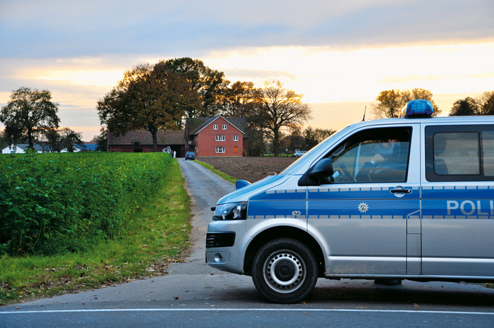 Tatort: Ein Polizeiwagen steht im November 2015 vor der Einfahrt zum Gehöft der beiden überfallenen Brüder. Foto: RSA/Arc