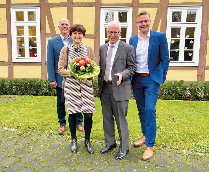 Personalratsvorsitzender Michael Schlüter (l.) und Andreas Sunder (r.) haben den langjährigen Stadtarchivar Manfred Beine i