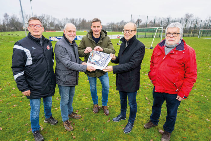 Gemeinsam haben Rietbergs Stadtsportverbandsvorsitzender Meinolf Hillemeier (v.l.), Hubert Kollenberg, Andreas Sunder, André