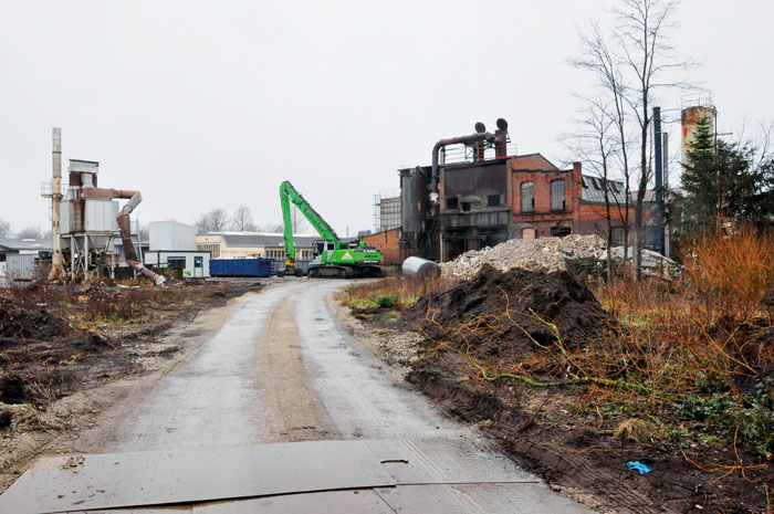 Rückansicht des Gießereigebäudes mit seinem charakteristischen Sandsiloturm von der Werkzufahrt Konrad-Adenauer-Straße im