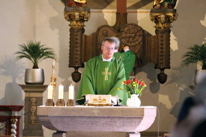 Pastor Alexander Plümpe forderte alle Gläubigen nach dem Schlussgebet herzlich auf, für eine  Eucharistische Anbetung für