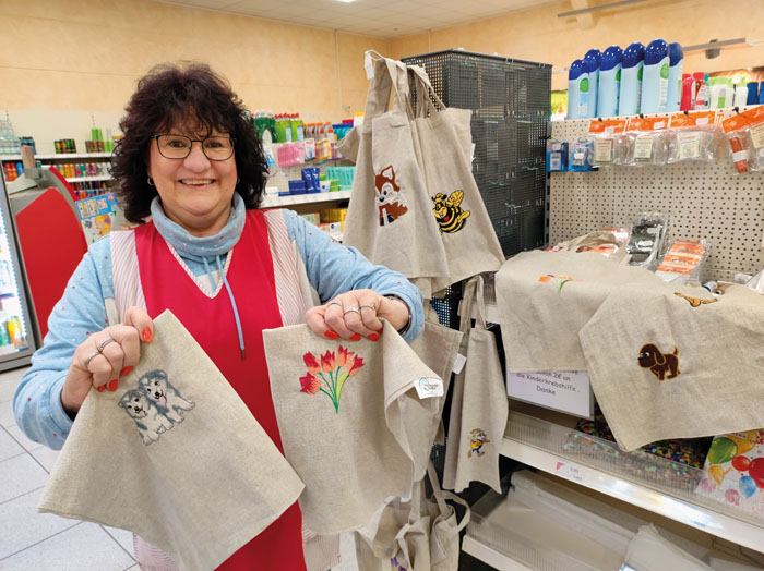 Mit viel Liebe zum Detail: Franziska Rump bestickt die Einkaufsbeutel mit bunten Motiven.Foto: RSA/Addicks