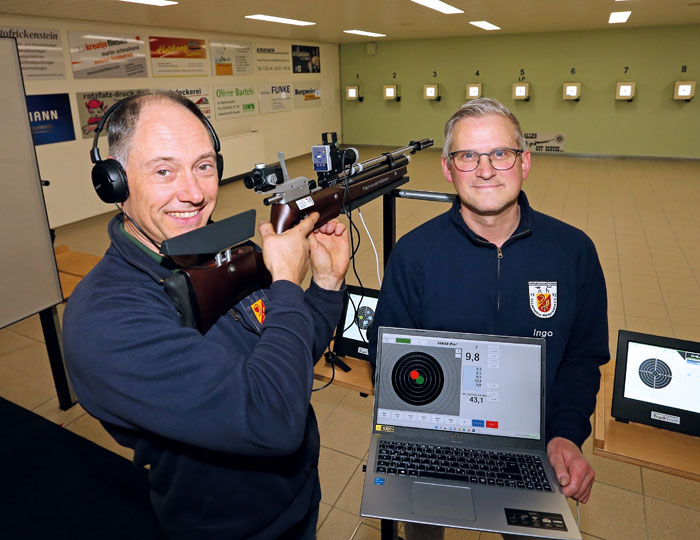 Mit der modernen nachgerüsteten Technik ist auch das Schießen nach Gehör möglich. Ludwig Lescow (links) und Ingo Berenbri