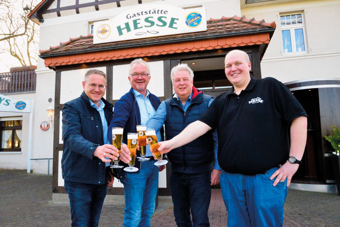 Ralf Hesse (v.l.), Manfred Habig, Uwe Brameyer und Johannes Hesse stoßen an auf gute Zusammenarbeit.   Foto: RSA/Addicks