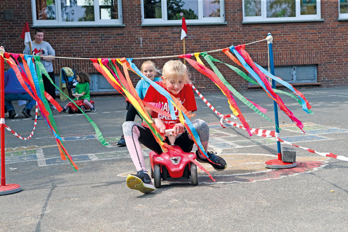 Kleine Flitzer auf dem Asphalt: Rasant geht es mit den Bobbycars durch einen Parcours. 