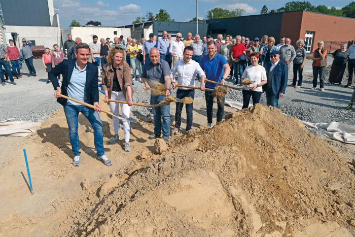 Machen den ersten Spatenstich für den neuen Bauhof in Rietberg: Bürger­meister Andreas Sunder (v.l.), Architektin Viola Li