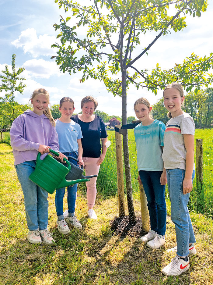 Ein tolles Projekt mit Baumpaten begleitet Julia Wuttig (von der Schulpflegschaft) mit Lotte (v.l.), Marleen, Mia und Vanessa