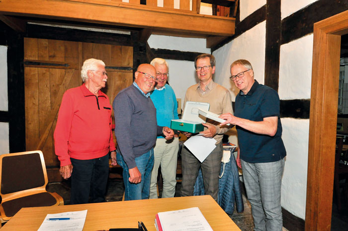 Freuen sich über den MGV-Nachlass. Frank Henrichfreise (v.r.), Günter Höppner (beide Heimatverein), Meinolf Kleine, Werner