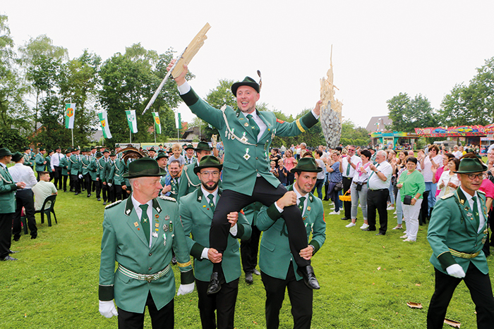 Da ist die Freude groß: Der neue Regent Matthäus Wallach wird von seinen Schützenkameraden zum Festzelt getragen. 