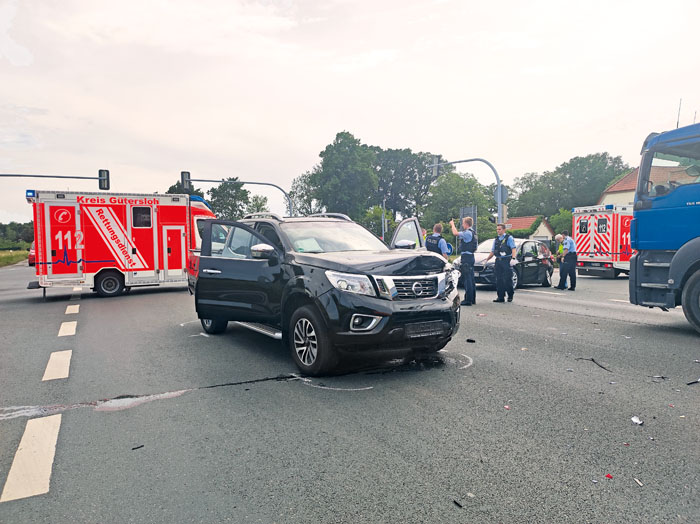 Zuerst hatte es an der Bokeler Straße gekracht: Ein Nissan hatte einem BMW die Vorfahrt genommen.  Fotos: RSA/Addicks