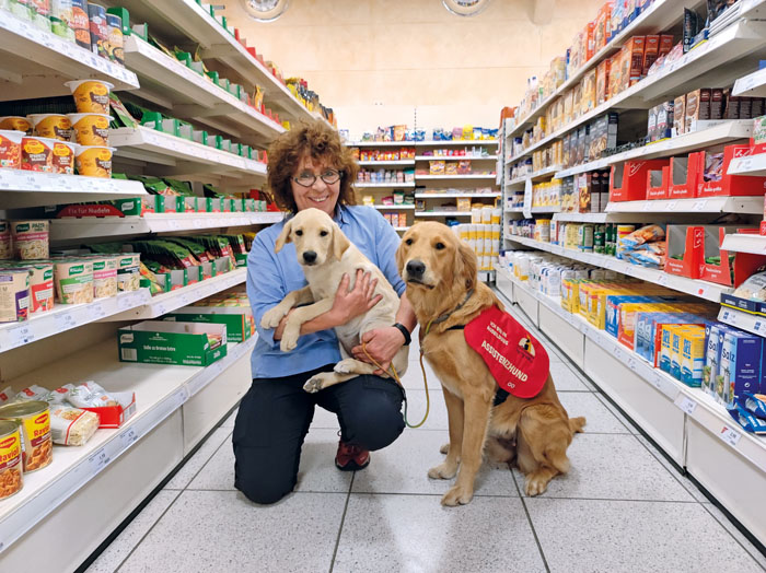 Angelika Evans übt mit Emma (links) und Lovely im Bokeler Frisch­markt.  Foto: RSA/Addicks