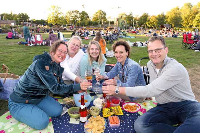 Die Gruppe „Fix und Vierzich“ aus Rietberg genießt das Picknick am See und haben sich viele Snacks und Getränke mitgebr