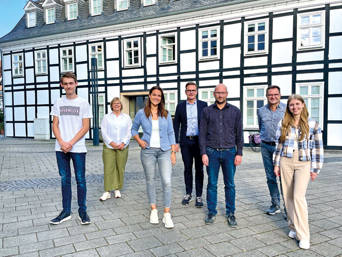 Astrid Karweger (hinten v.l.), Bürgermeister Andreas Sunder und Beigeordneter Andreas Göke heißen Kilian Sudbrock (vorne v
