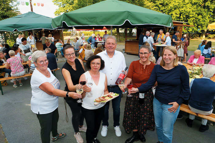 Freuen sich über den gelungenen Start und die große Resonanz beim ersten Weinfest in Bokel: Irmgard Rehage (v.l.), Johanna 