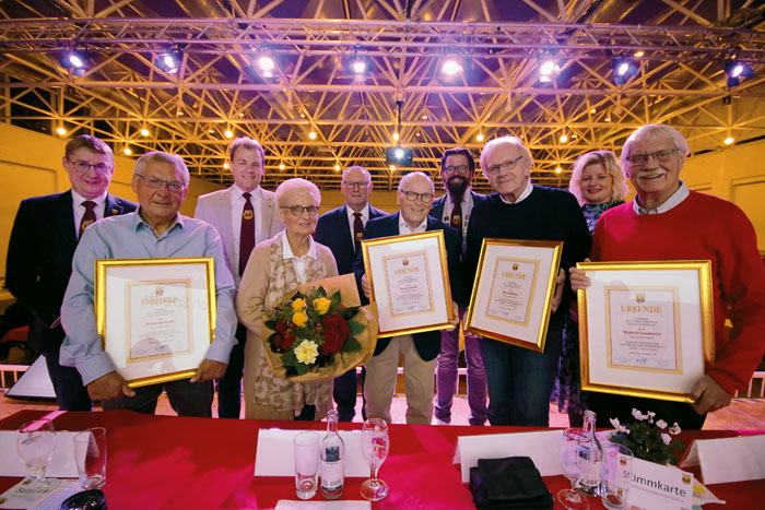 Gruppenbild mit treuen Narren, geehrt vom Vorstand und Prinzenpaar der Grafschatler: Präsident Holger Hanhardt (v.l.) Helmut