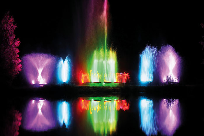 In wunderschönen Farben erstrahlte die Wasserorgel am See im Rietberger Gartenschaupark. Mit der dazu ausgesuchten Musik ent