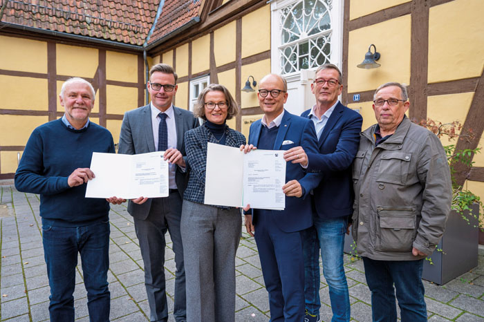 Große Freude über großen Geldsegen: Hubert Kollenberg (Vorsitzender TuS Westfalia Neuenkirchen), Bürgermeister Andreas Su