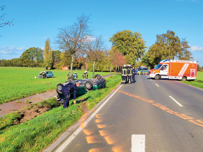 Nach dem Überholmanöver kamen beide Autos von der Straße ab. Die Fahrerinnen wurden in Krankenhäuer gebracht.  Foto: RSA/