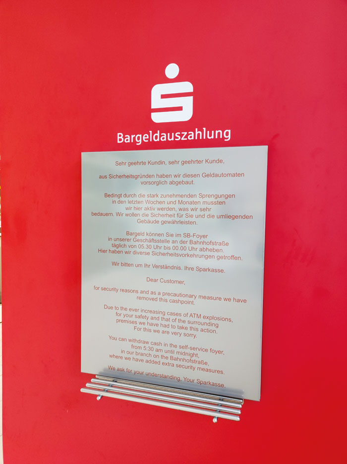 Wo im Eingangsbereich der Touristikinfo einst der Geldautomat zu finden war, prangt nun  dieses große Schild der Sparkasse, 