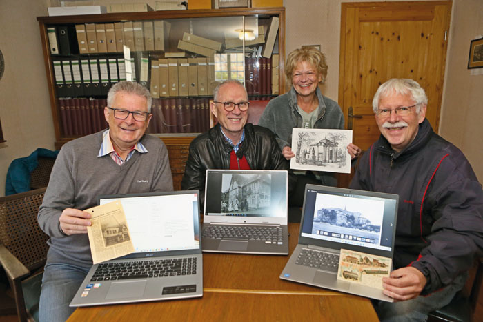 Wolfgang Stroop (v.l.), Klaus Honerlage, Ute Merschbrock und Reinhard Hochstetter vom Heimatverein greifen kräftig in die Ta