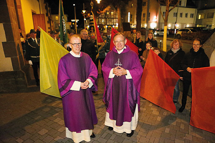 Gleich nach der Messe wurde Diakon Klaus Henkenherm (links) von Vereinsabordnungen und Gemeindemitglieder herzlich in Empfang