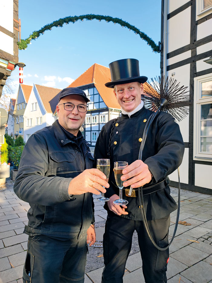 Schornsteinfeger bringen Glück: Christian Schulte (rechts) tritt in die Fußstapfen von Michael Remmert. Foto: RSA/Addicks