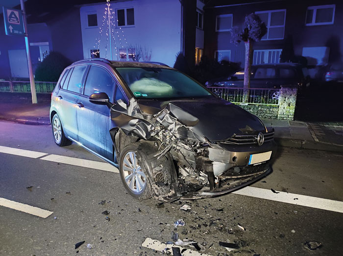 Die zerstörte Front des VW Golf zeugt von der Wucht des Frontalunfalls. Der Fahrer wurde nur leicht verletzt. Fotos: RSA/Add