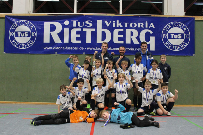 Die F-Jugend von Viktoria Rietberg und ihr Trainerteam Markus Mertens (v.l.), Sven Vedder und Kilian Kay.