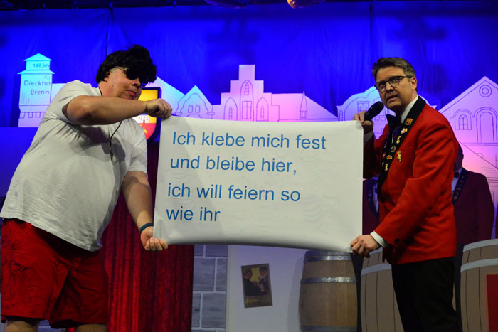 Manchmal hat festkleben ja auch etwas Gutes. David Hasselhoff und Sitzungspräsident Klaus Hesse können‘s verstehen.