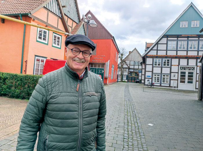 Seine Lieblingsgasse „Im Sack“ mit den historischen Gebäuden, insbesondere dem um 1640 erbauten Drostehaus, zeigt Gerd M