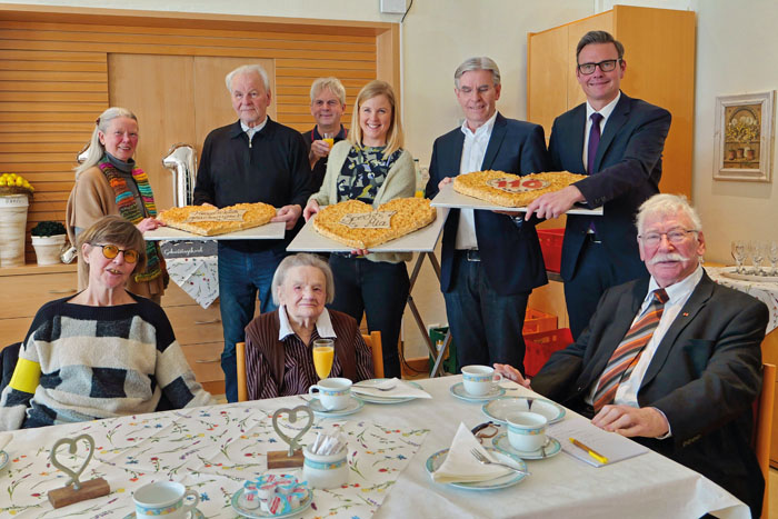 Eine große Gratulantenschar umgibt Maria Peitz (vorne Mitte), die am 25. Februar ihren 110. Geburtstag feiern konnte und sic