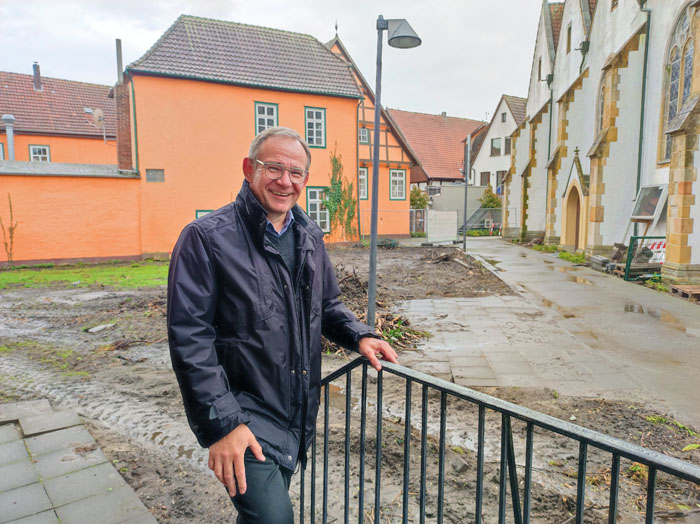 Der Garten am Pfarrhaus musste weichen. Pastor Andreas Zander befürwortet die freie Sicht vor der Kirche.  Fotos: RSA/Addick