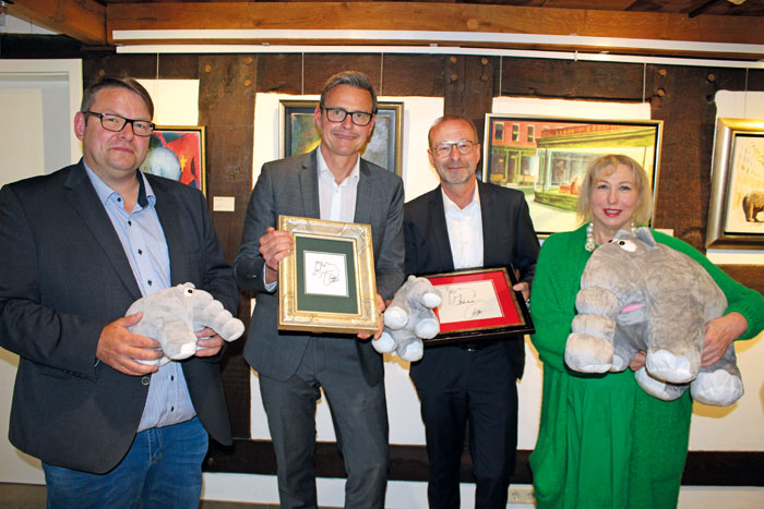 Museumsleiter Thorsten Austermann, Bürgermeister Andreas Sunder, Frank Ehlebracht von der Sparkassen-Stiftung und Galeristin