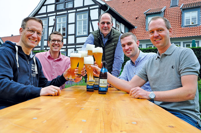 Freuen sich auf einen gelungenen Sommerbiergarten und stoßen probehalber beim Pressegespräch vor Ort schon mal  darauf an. 