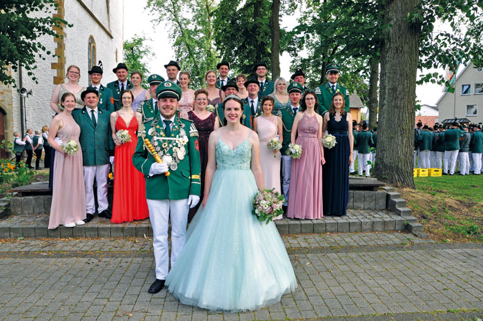 Strahlend und elegant. Königspaar nebst Throngemeinschaft: Im Vordergrund: König Niklas I. Schnieder und Königin Sophie I.