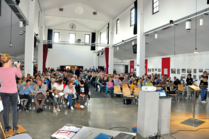 Ein übervoller Saal im Bibeldorf, deutlicher Beweis für starkes Interesse am Stand der Planungen und offenen Fragen bezügl