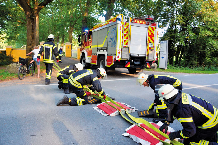 Schlauchbrücken sicherten die wichtige Wasserleitung auf der Del­­brücker-Straße.