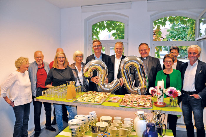 Eine große Runde Geburtstags-Gäste versammelte sich im neuen Warenkorb Standort in der Südtorschule in Rietberg. Neue Akti